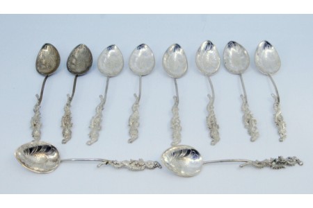 Conjunto de dez colheres em prata com cabo com relevo e aplicações,  concha com gravados.